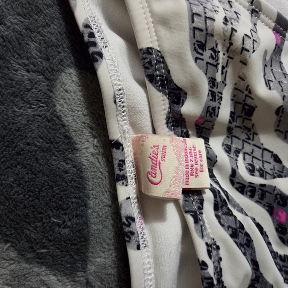 Candies 3 piece bathing suit - Picture 6 of 10